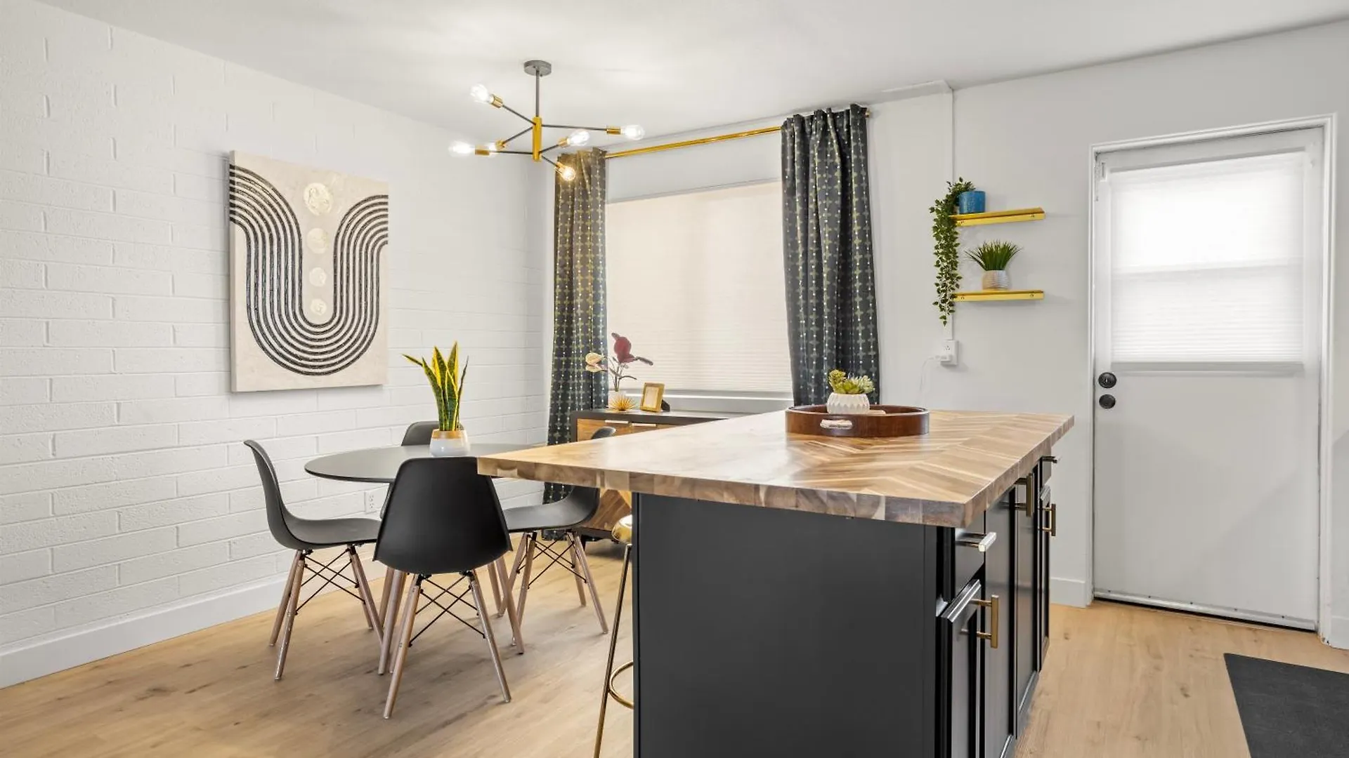 2 Bedroom, Heart Of Scottsdale 0*,